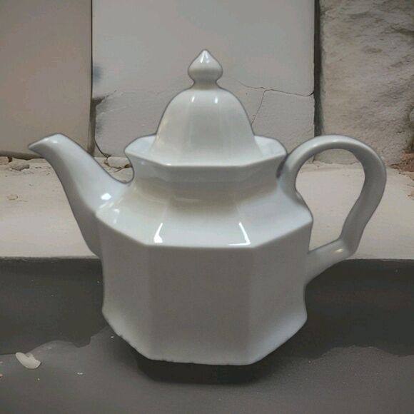Savoir Vivre Maison Blanche Tea Coffee Pot White Octagon Shape Never Used - Picture 1 of 9